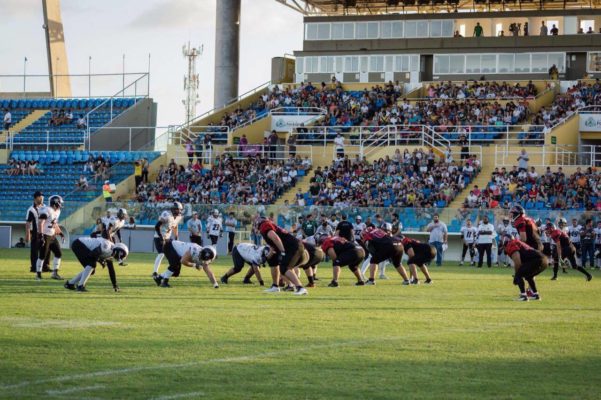 Above: João Pessoa Espectros QB, Rodrigo Dantas, prepares to take a snap against the Ceará Caçadores defense in Fortaleza, Ceará.