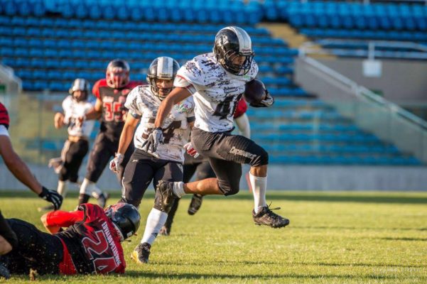 Above: Ceará Cacdores running back, Luis Eduardo (41), evades a tackle from João Pessoa Espectros safety, Edvaldo Rosas