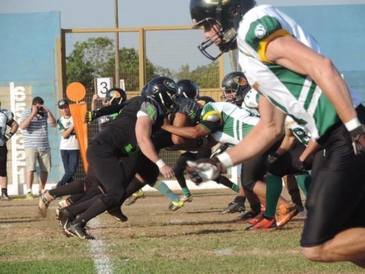 Above: Cuiaba Arsenal WR, (waiting on name), gets off The line Against The Predadores In Campo Grande, Mato Grosso do Sul. foto credit: Nelson Corrales