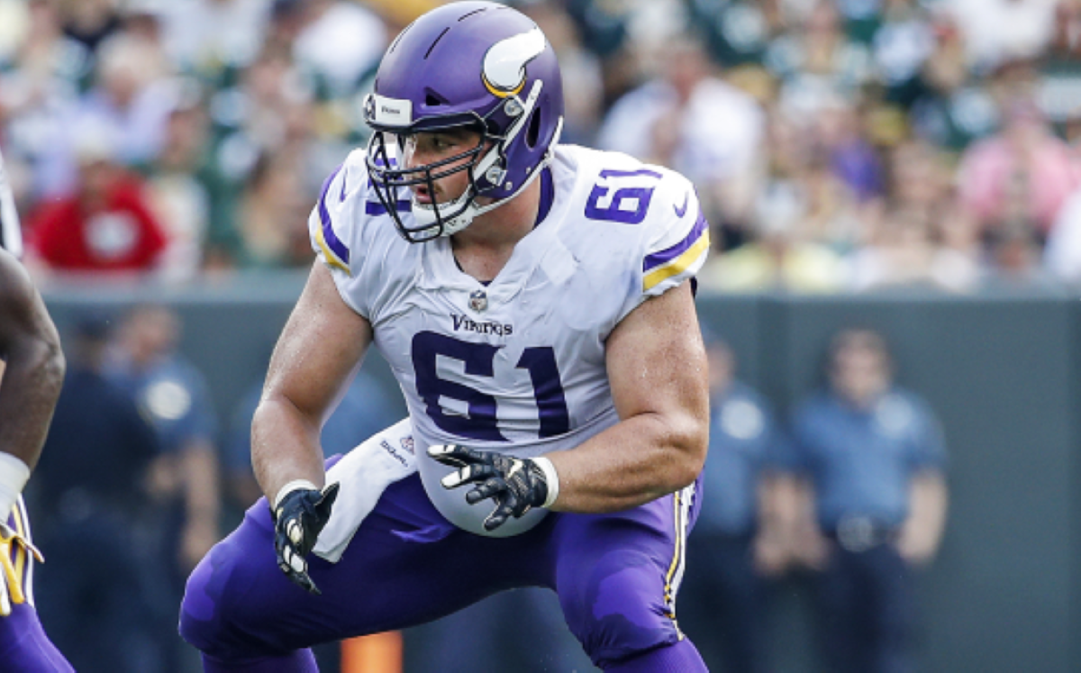 Minnesota Vikings re-sign Canadian offensive lineman Brett Jones