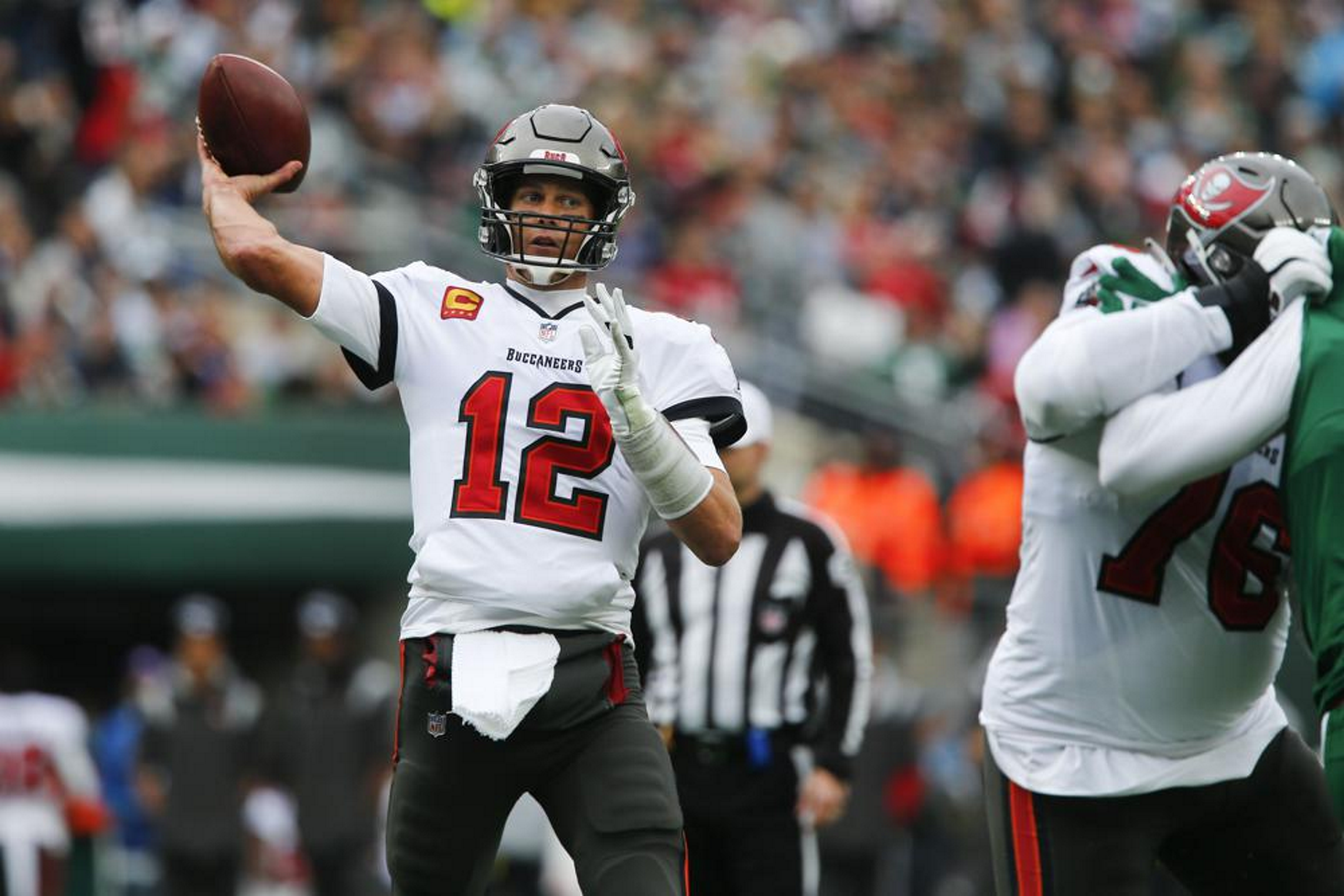 Bucs fall to Falcons, Brady breaks completion record